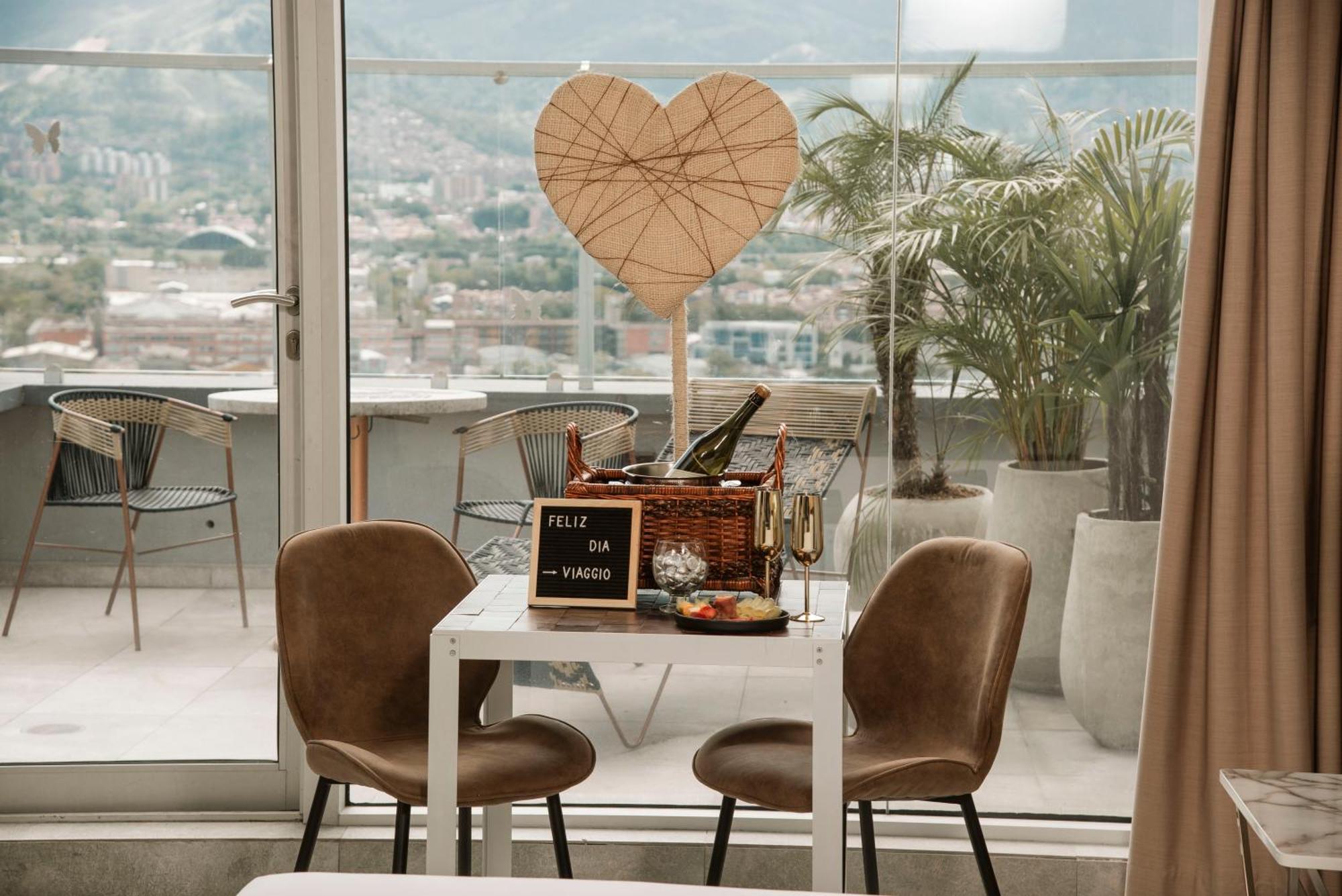 V Grand Hotel, A Member Of Radisson Individuals Medellín Kültér fotó